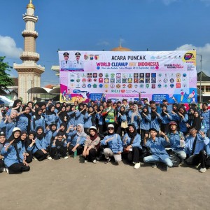 Bergabung dalam World Cleanup Day, Mahasiswa Tadris IPS UIN KHAS Jember Perangi Sampah di Alun-alun Ambulu